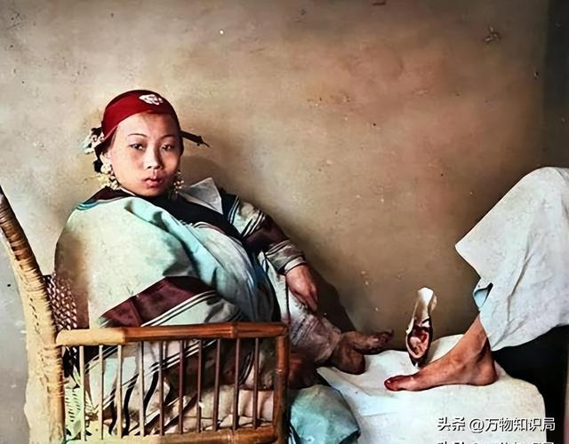 1834年,晚清美女被卖到美国,身着旗袍露出小脚,25美分随意观看