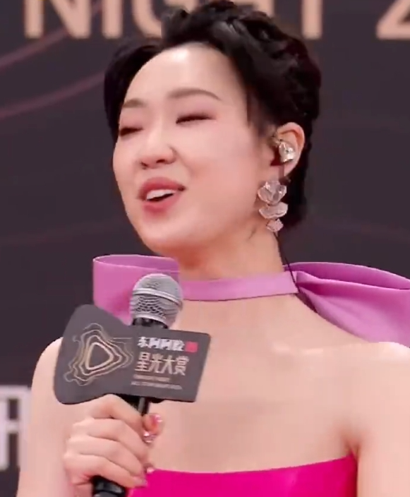 流鼻血还抢话筒,两个女星当众亲吻,只有赵丽颖C位压轴很安心