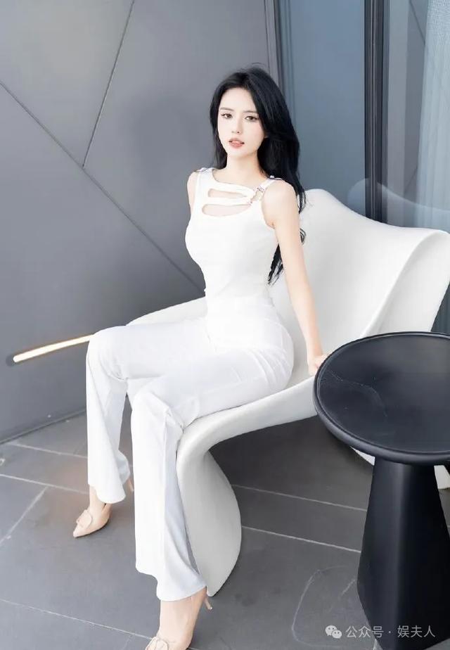 美女模特浅浅,水蛇腰、蜜桃臀,高跟大长腿,白嫩性感还甜美