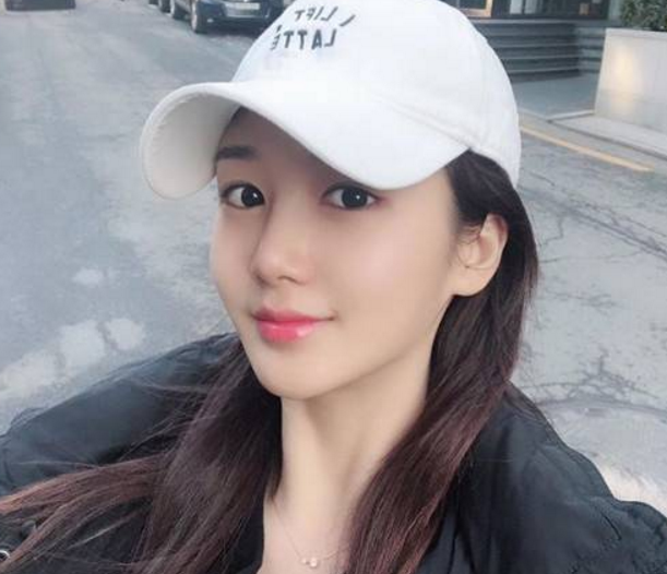 美女校花爱健身,公布自己的新恋情,称对方是肌肉男