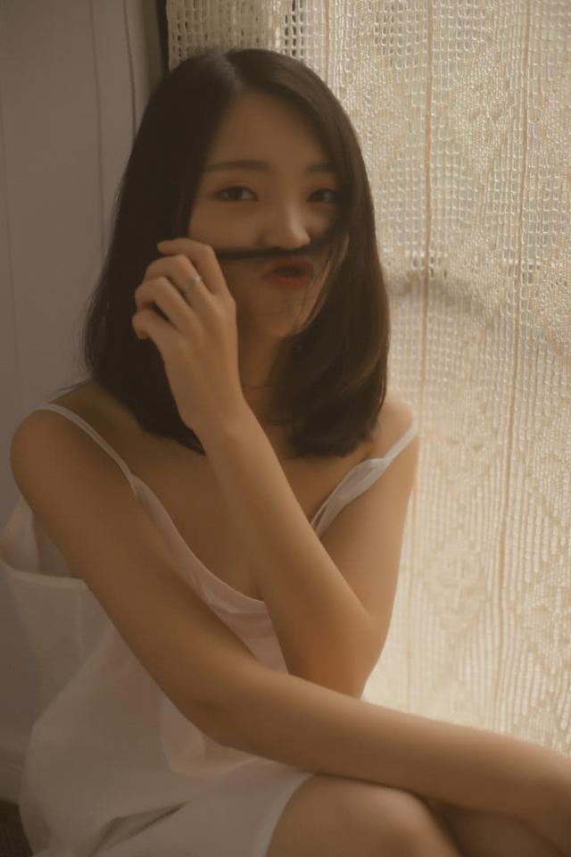少女身穿吊带拍私房,清纯又撩人