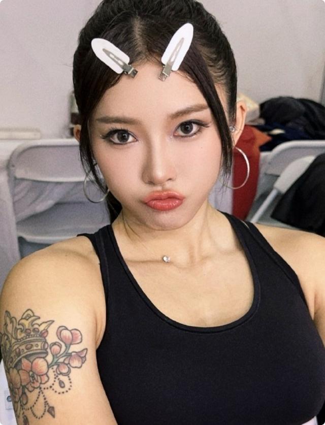 被T台秀的吴艳妮惊艳,运动文胸遮不住好身材,裸露腹肌太抢镜