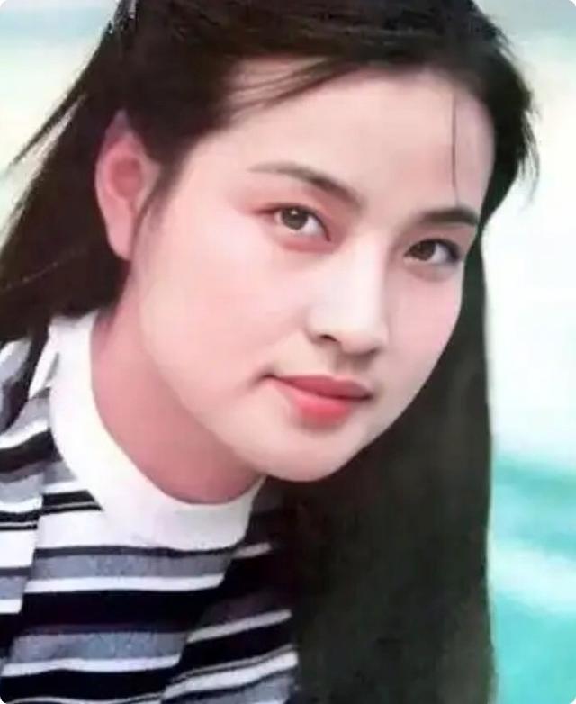 《一路繁花》的奶奶,年轻时蜂腰美背、酥胸长腿,个个撩人于无形