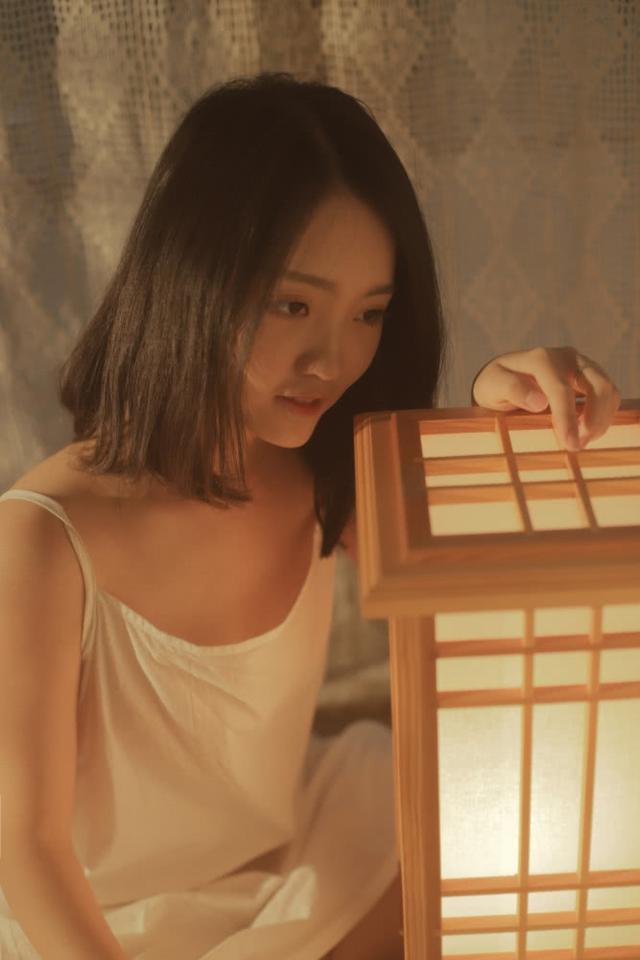 少女身穿吊带拍私房,清纯又撩人