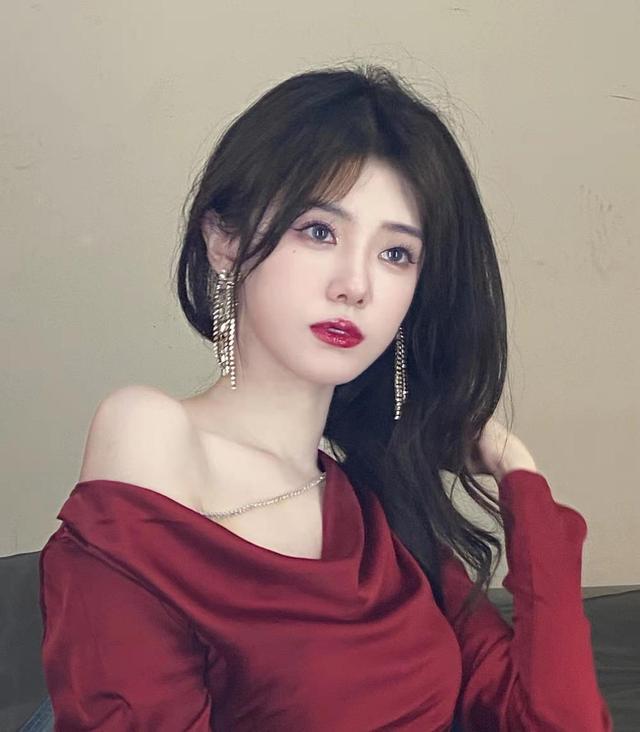 春节腐团儿穿红色短裙,双腿比例超过裙长,小钰却少女感十足