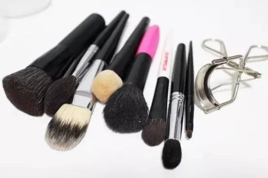 日本妹子超强化妆品收纳术!终于又能看见我的梳妆台了……