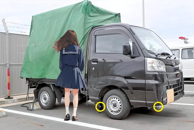 日本妹子泡温泉,竟然被石头偷拍?这操作,简直变态!