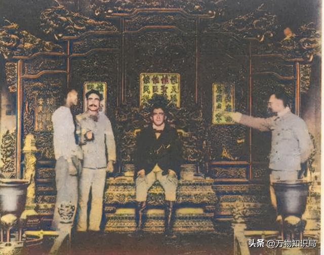 1834年,晚清美女被卖到美国,身着旗袍露出小脚,25美分随意观看