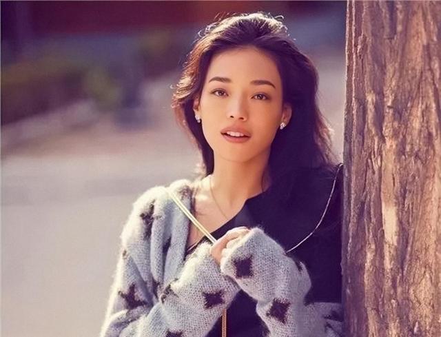 “小方脸”才是真抗老,这些拒绝“削骨”女明星,岁数越大越好看