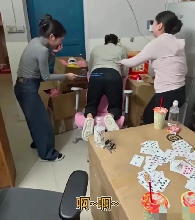肥娟夫妻宣布初六营业,肌肉男用衣服架打小姨子屁股引网友羡慕