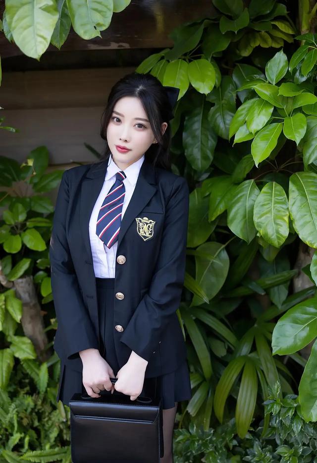 性感女神杨晨晨:学院JK裙搭配黑丝马丁,美女魅力四射