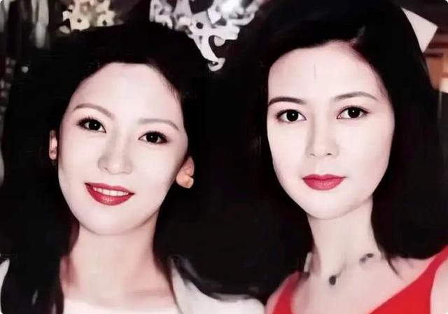 《一路繁花》的奶奶,年轻时蜂腰美背、酥胸长腿,个个撩人于无形