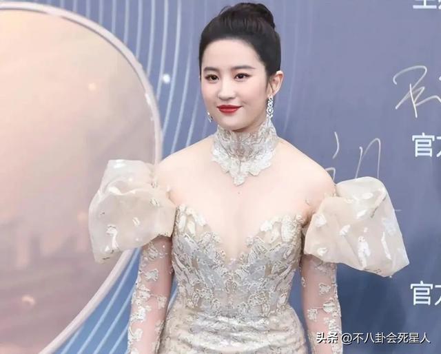 赵丽颖的副乳,杨幂的扁屁股,鞠婧祎的腿,女明星的身材也很真实