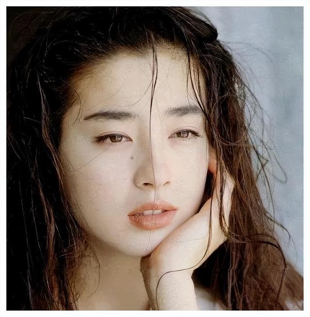 日本女神,17岁拍全裸写真,34岁嫁豪门19年不生子仍被宠上天