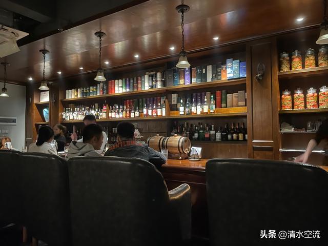 一个日本人爱上一个中国的酒吧女郎,不想最后居然是身首异处
