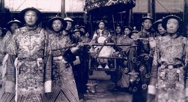 晚清悲惨女子老照片:窑姐坐洋军官怀里被摸胸,洋人当街欺辱妇女