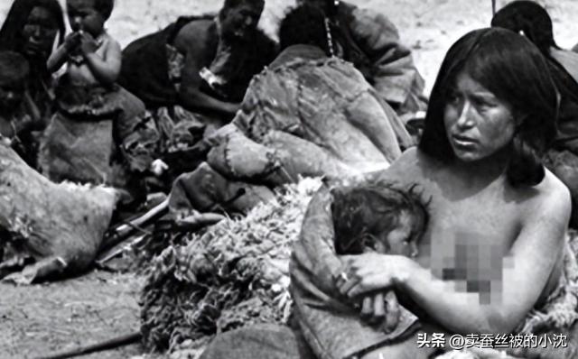 30张屈辱照片:德国女犯一丝不挂被枪决,被拍卖的大胸女人