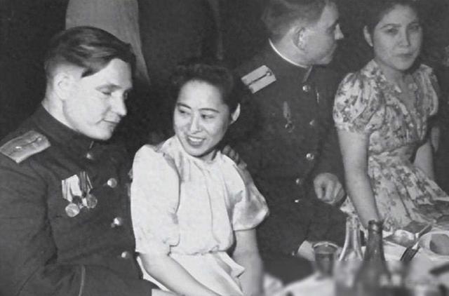 晚清悲惨女子老照片:窑姐坐洋军官怀里被摸胸,洋人当街欺辱妇女