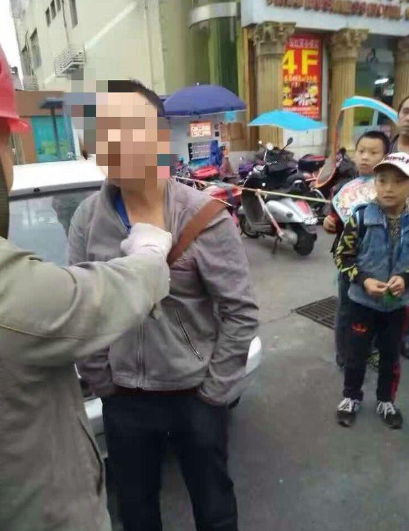 变态!女子逛街被要求脱下丝袜,网友:受害者不止女性!