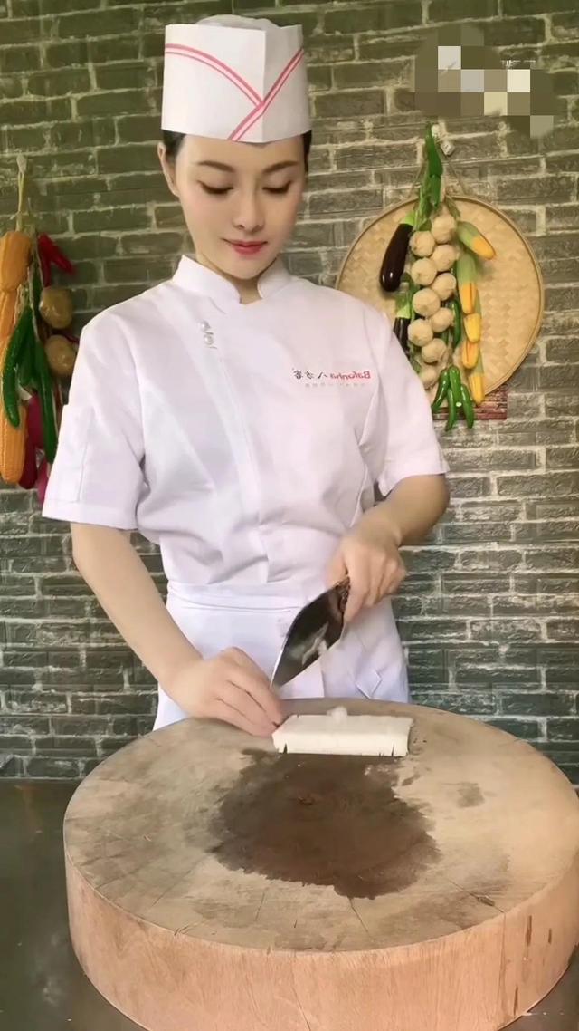 美女厨师,不靠颜值靠手艺,喜欢的粉丝点赞