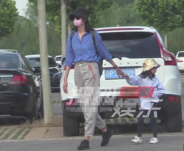 张梓琳带4岁女儿逛街,胖妹身高太吓人,直逼妈妈腰部长腿惹人羡