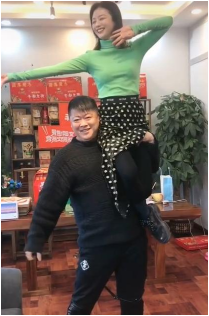 “谢永强”娇妻露面,穿短裙秀长腿跪地洗脚,永强皇上坐姿太享受