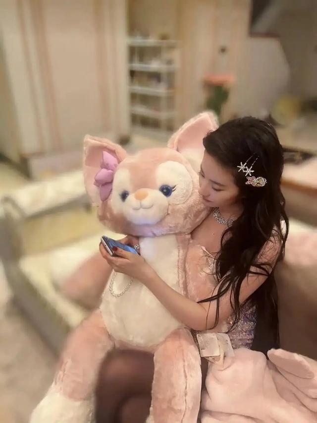 38岁刘亦菲大胆尝试黑丝诱惑,闺房里穿吊带丝袜,换风格后大变样
