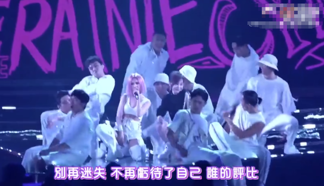 36岁杨丞琳身材太性感,惹王心凌偷袭胸部,尴尬之余显友情深厚