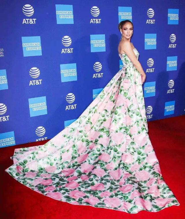 Jennifer Lopez 全裸拍新歌封面,这身材51岁?