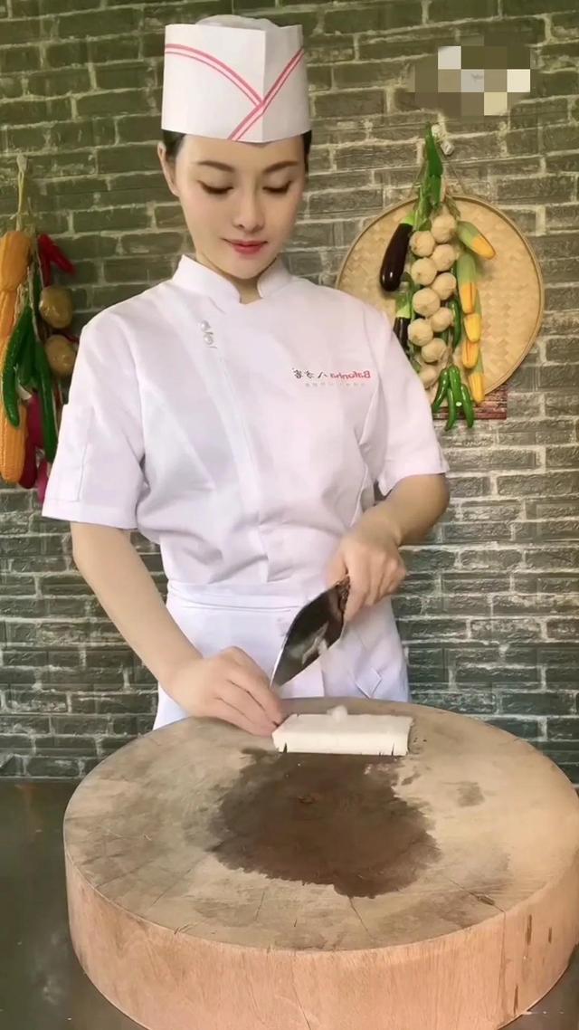 美女厨师,不靠颜值靠手艺,喜欢的粉丝点赞