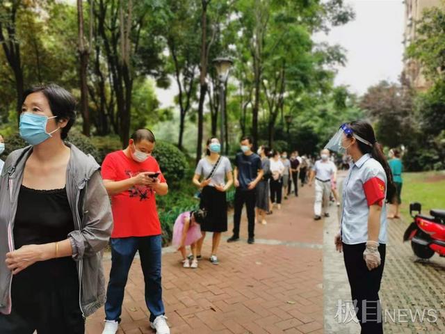 党员行动下沉社区丨深夜受命协助核酸检测,他们的银行制服成小区靓丽风景