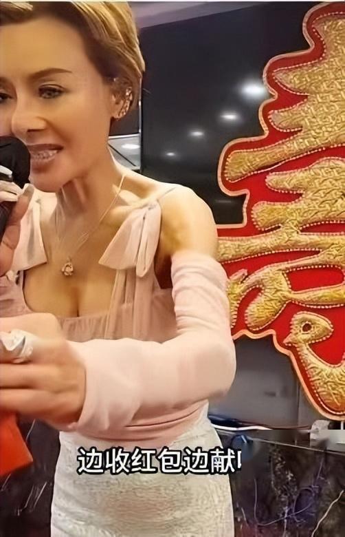42 岁美少女,曾拍“三级片”,性感不输柳岩