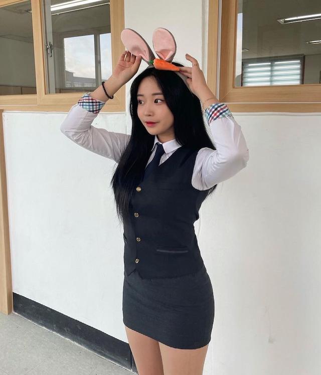 高校制服正妹年纪轻轻发育好好,自拍时的曲线太撩人
