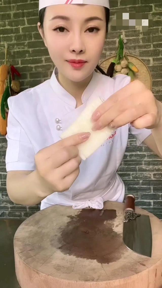 美女厨师,不靠颜值靠手艺,喜欢的粉丝点赞