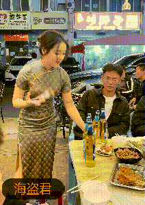 老板娘“花式”开啤酒,故意“使坏”喷食客一脸,被喷男子笑开花