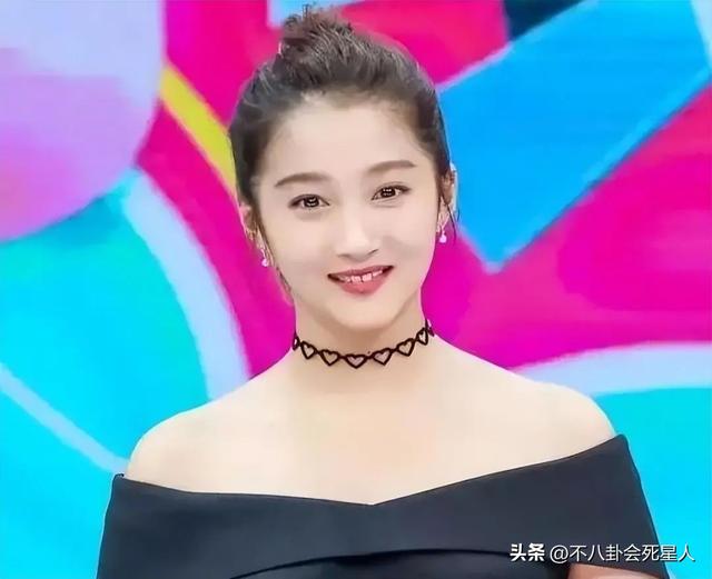 赵丽颖的副乳,杨幂的扁屁股,鞠婧祎的腿,女明星的身材也很真实