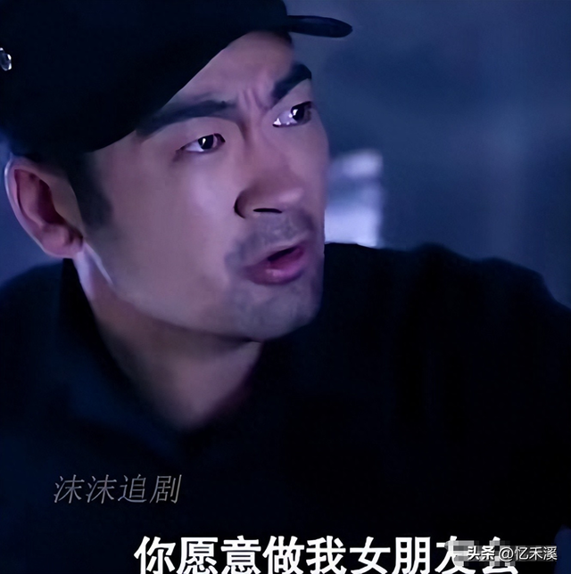 牛角胸罩,诱惑式舔刀尖,这些颠覆三观的镜头,看完让人一言难尽