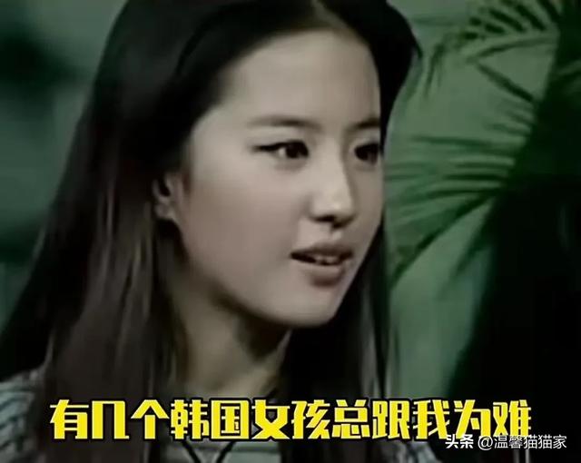 刘亦菲美国初中同学晒班级合照,12岁刘亦菲坐c位惊艳,还是校花