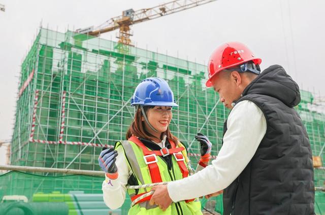 雄安建设现场的“塔吊空姐”:她“吊”着一栋栋建筑拔节生长