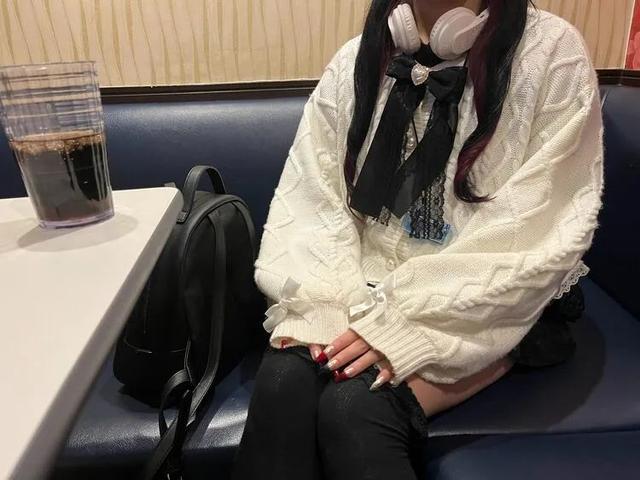 16岁日本女高中生为追星沦为站街女,月入70万全献给地下男偶像!