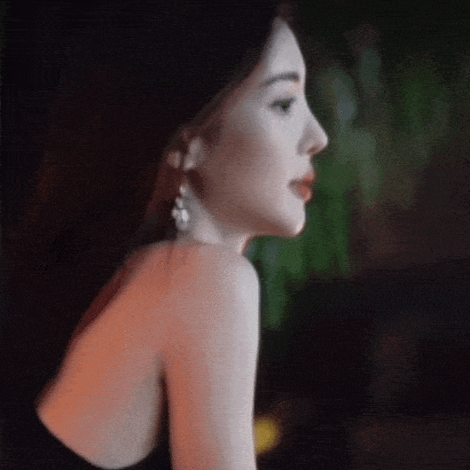 最美女荷官!金晨穿深V长裙小口抽烟纯欲感十足