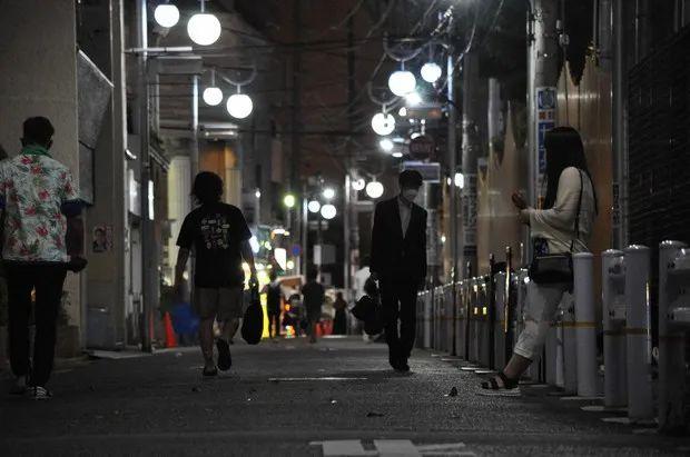 16岁日本女高中生为追星沦为站街女,月入70万全献给地下男偶像!