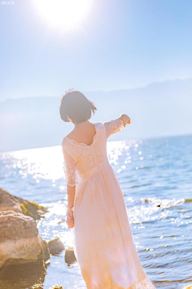 洱海边的白裙蕾丝少女,被网友誉为清纯女神