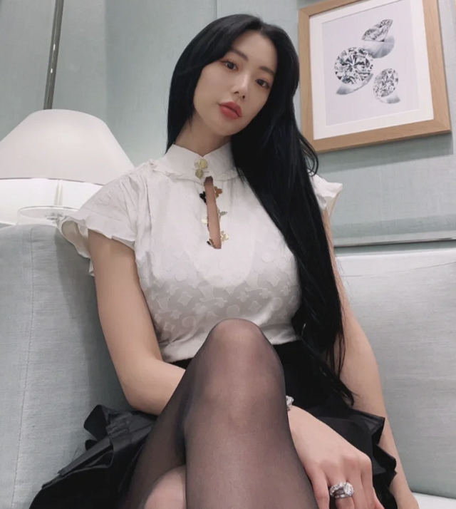 第一美女克拉拉晒自拍!穿黑丝秀纤细长腿,手表镶满钻石太阔气