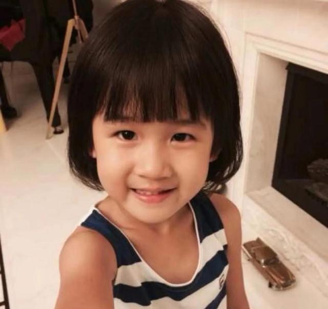 陆毅女儿贝尔近照惊艳,腿又长又细,身高直逼180cm