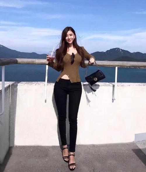 韩国九头身美女,D罩杯加蜂腰翘臀大长腿,被称为“真人版女帝”