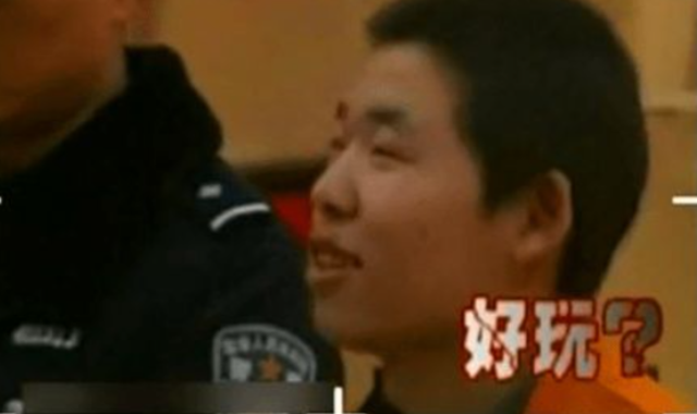 因上门提亲遭拒,河南小伙14刀杀害女友,庭审嚣张称:为了好玩