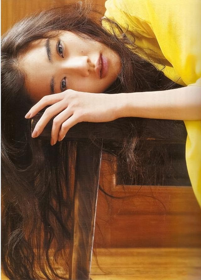日本女星苍井优身穿黄裙靓丽妩媚!肤白貌美又纯又欲