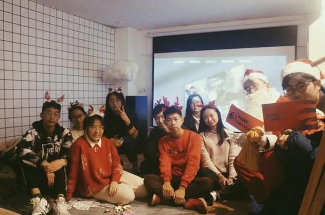实地探访!成都私人影院美女陪看可亲嘴摸胸可过夜,都是00后!