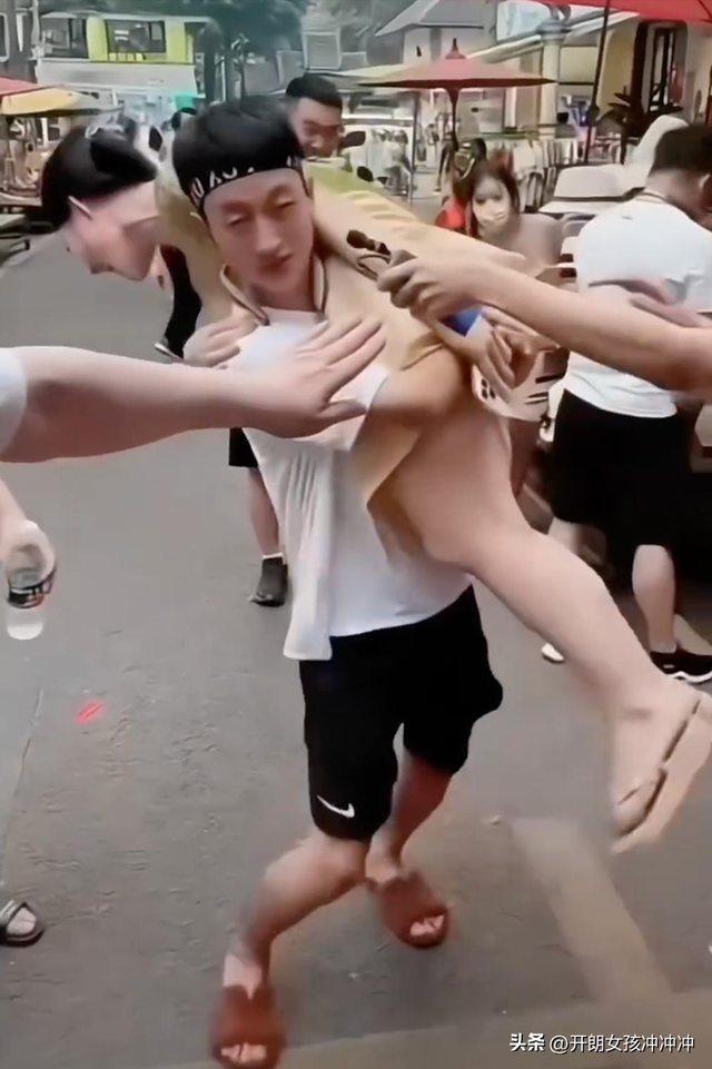 后续!祁天道用竹签捅女游客屁股,低俗吸流犯众怒,快手:封15天